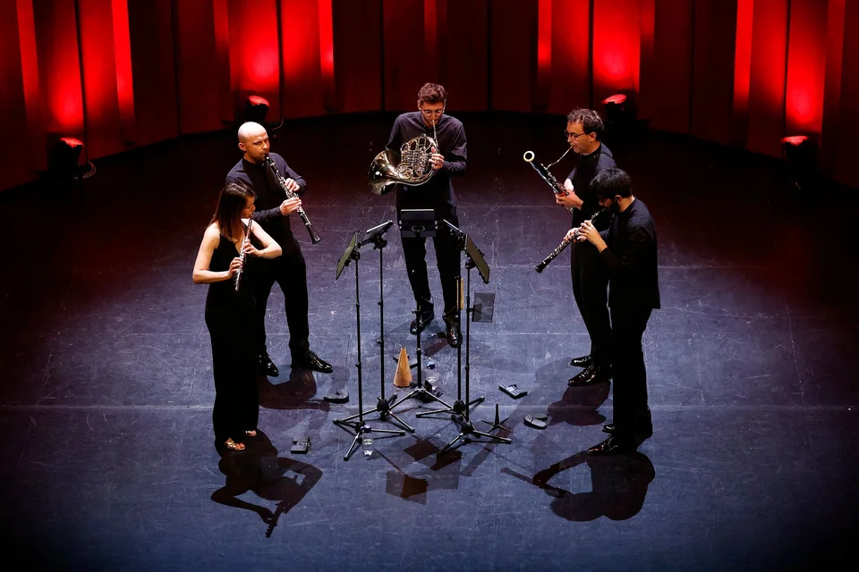 Ensemble Astera on stage seen from above, red curtains