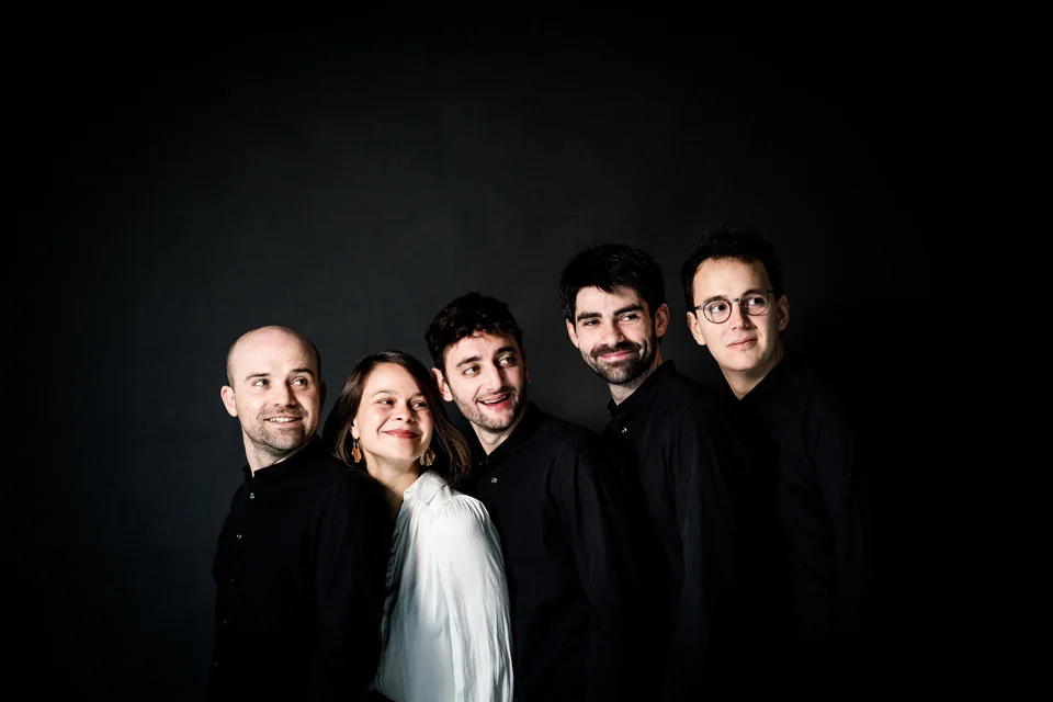 The five musicians of Ensemble Astera, portrait on a black background